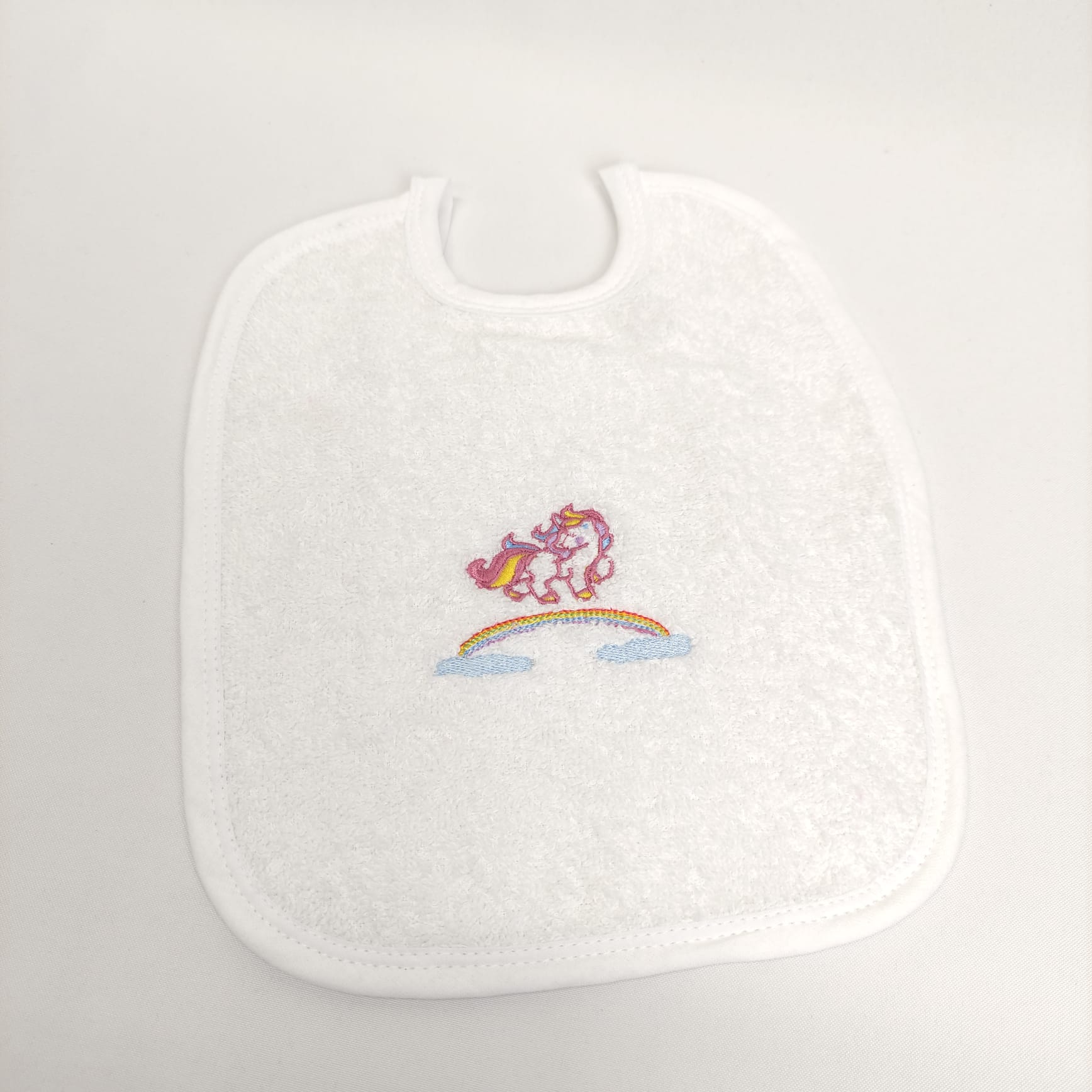 Babete Felpo Branco Unicórnio Personalizável