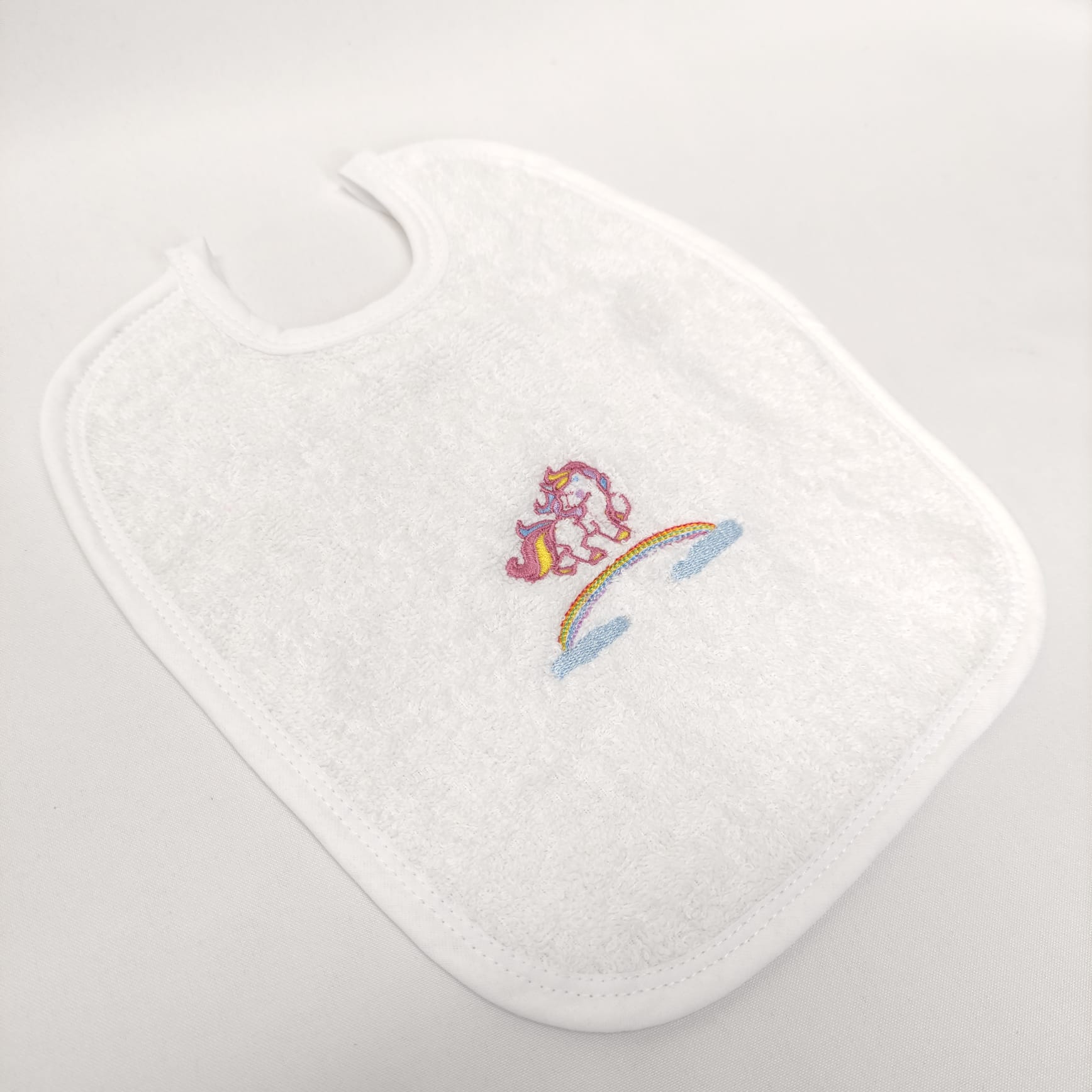 Babete Felpo Branco Unicórnio Personalizável