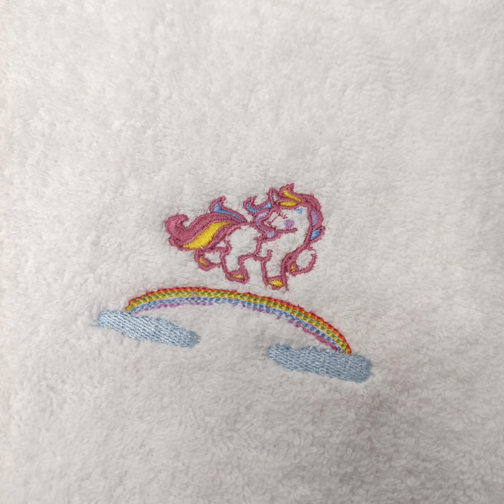 Babete Felpo Branco Unicórnio Personalizável