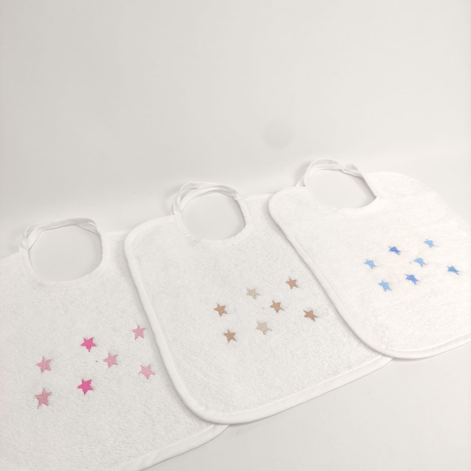 Babete Felpo Branco Estrelas Personalizável