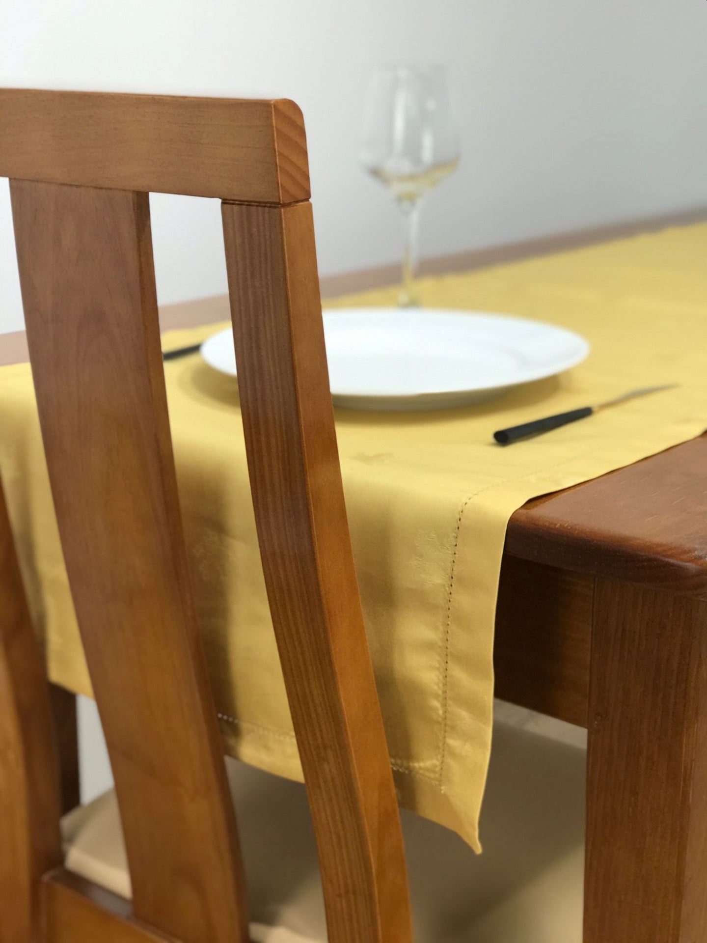 Caminho de Mesa Amarelo