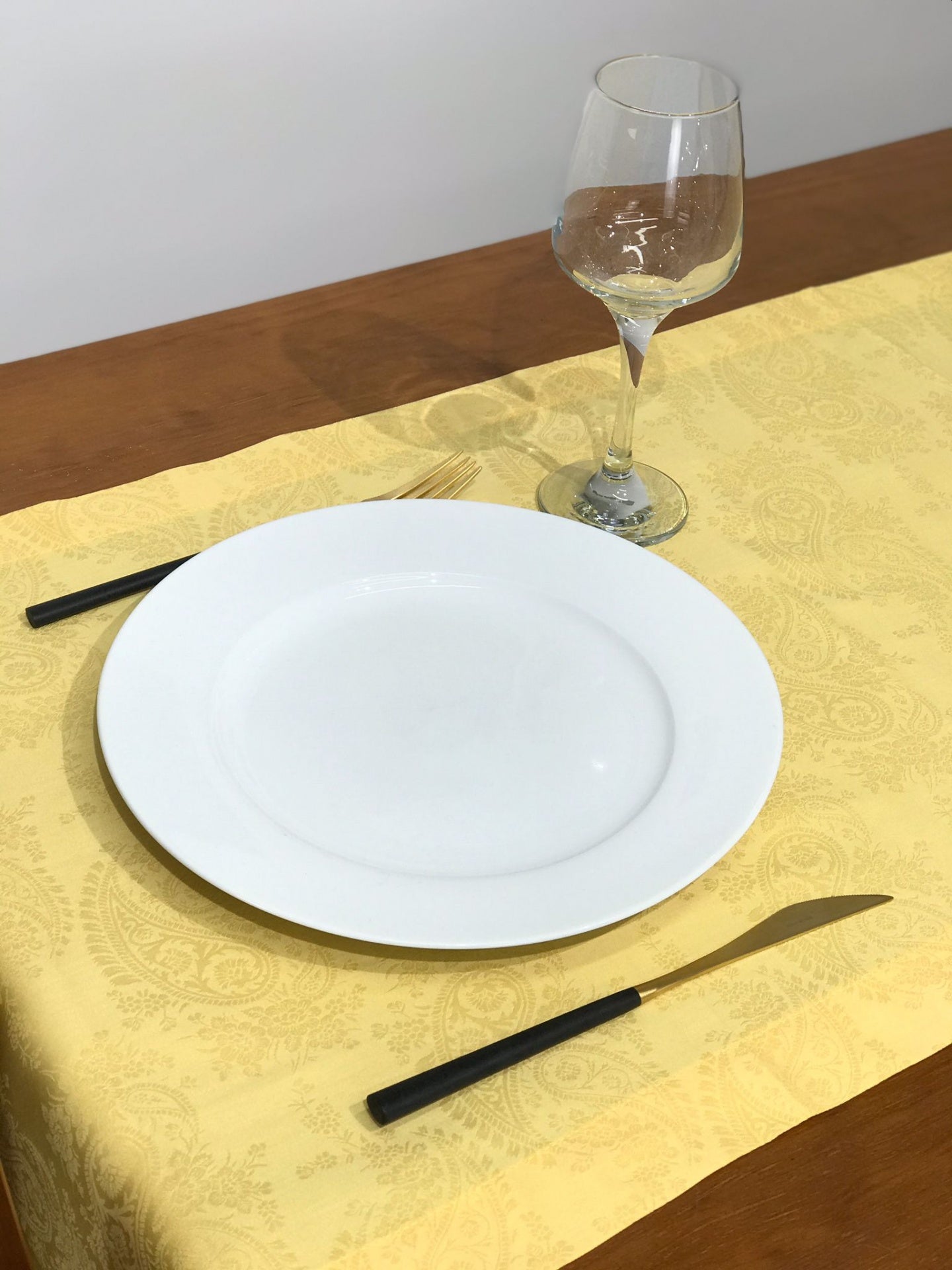 Caminho de Mesa Amarelo