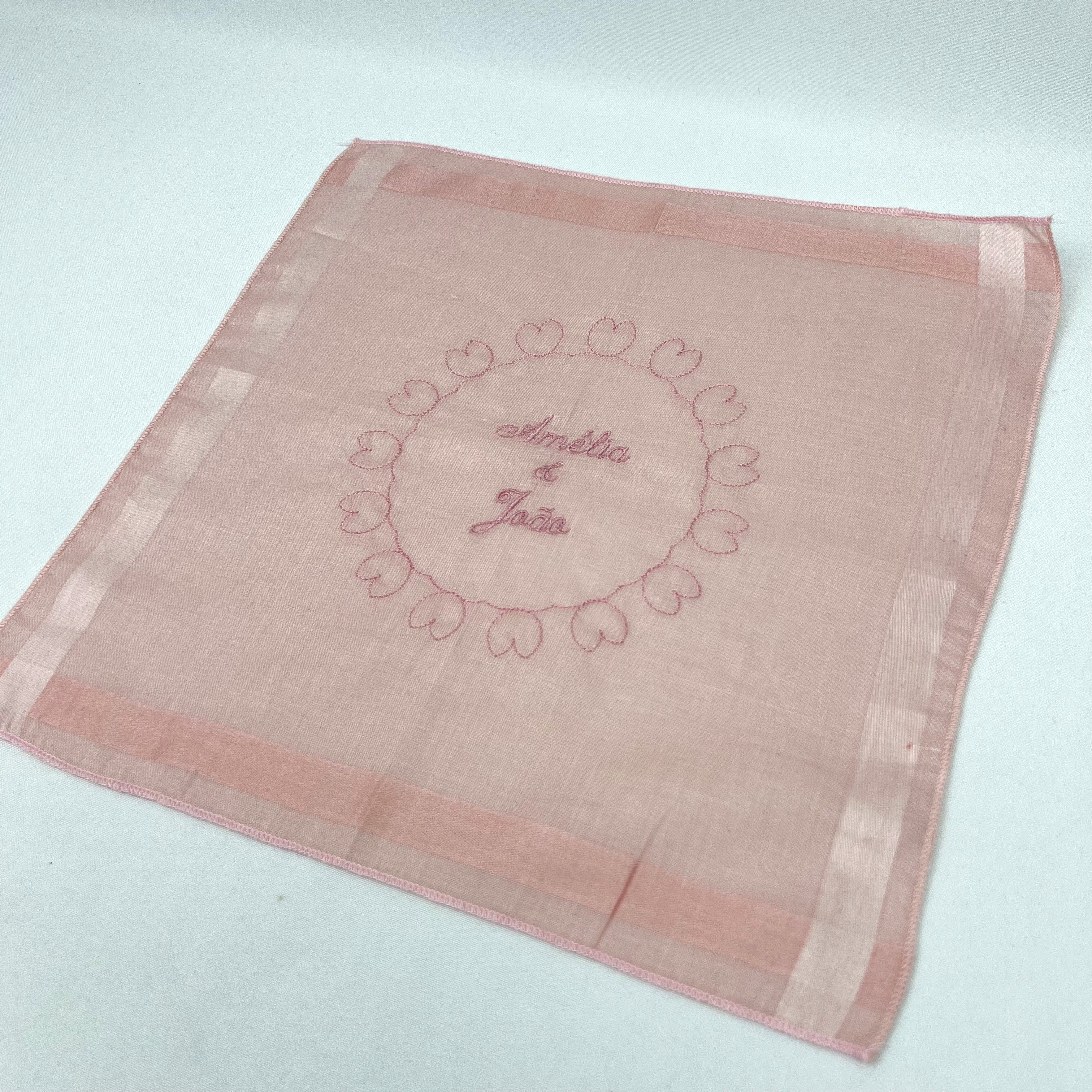 Lenço Básico Bordado Guirlanda Corações Personalizado