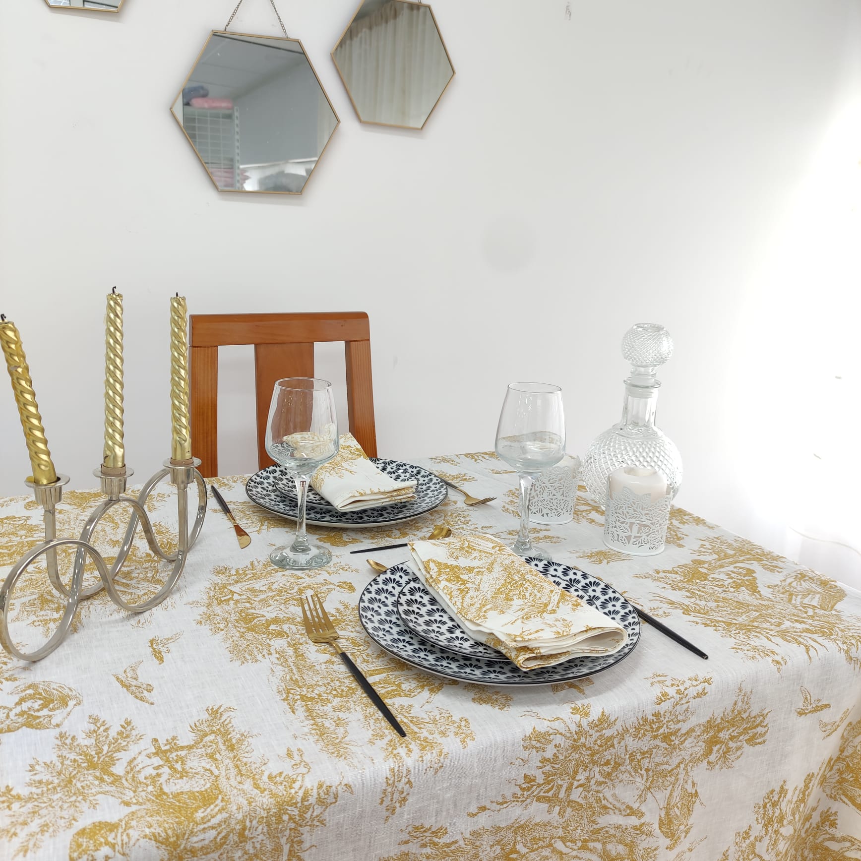Toalha de Mesa Linho COL Toile de Jouy Dourado Ponto Aberto