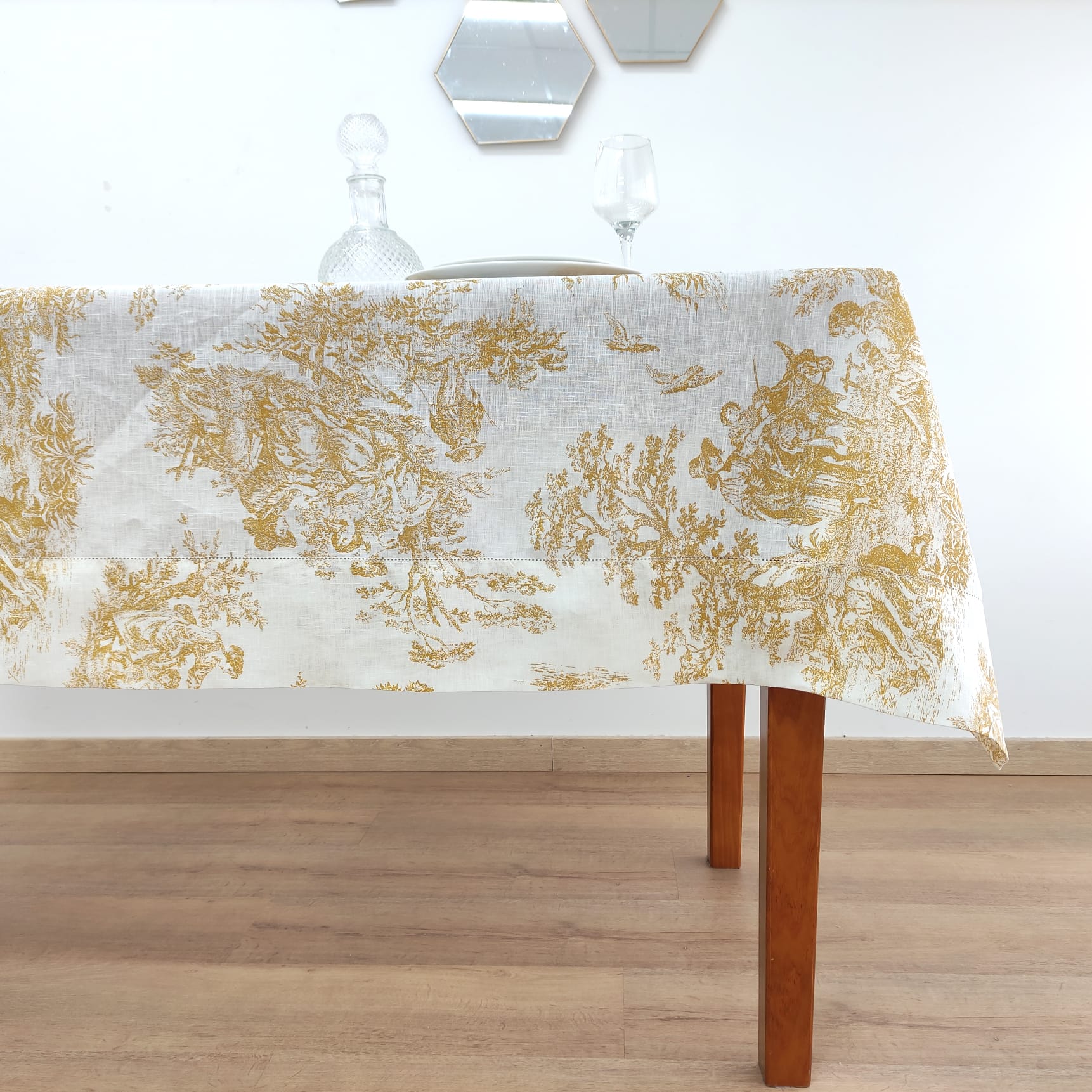 Toalha de Mesa Linho COL Toile de Jouy Dourado Ponto Aberto