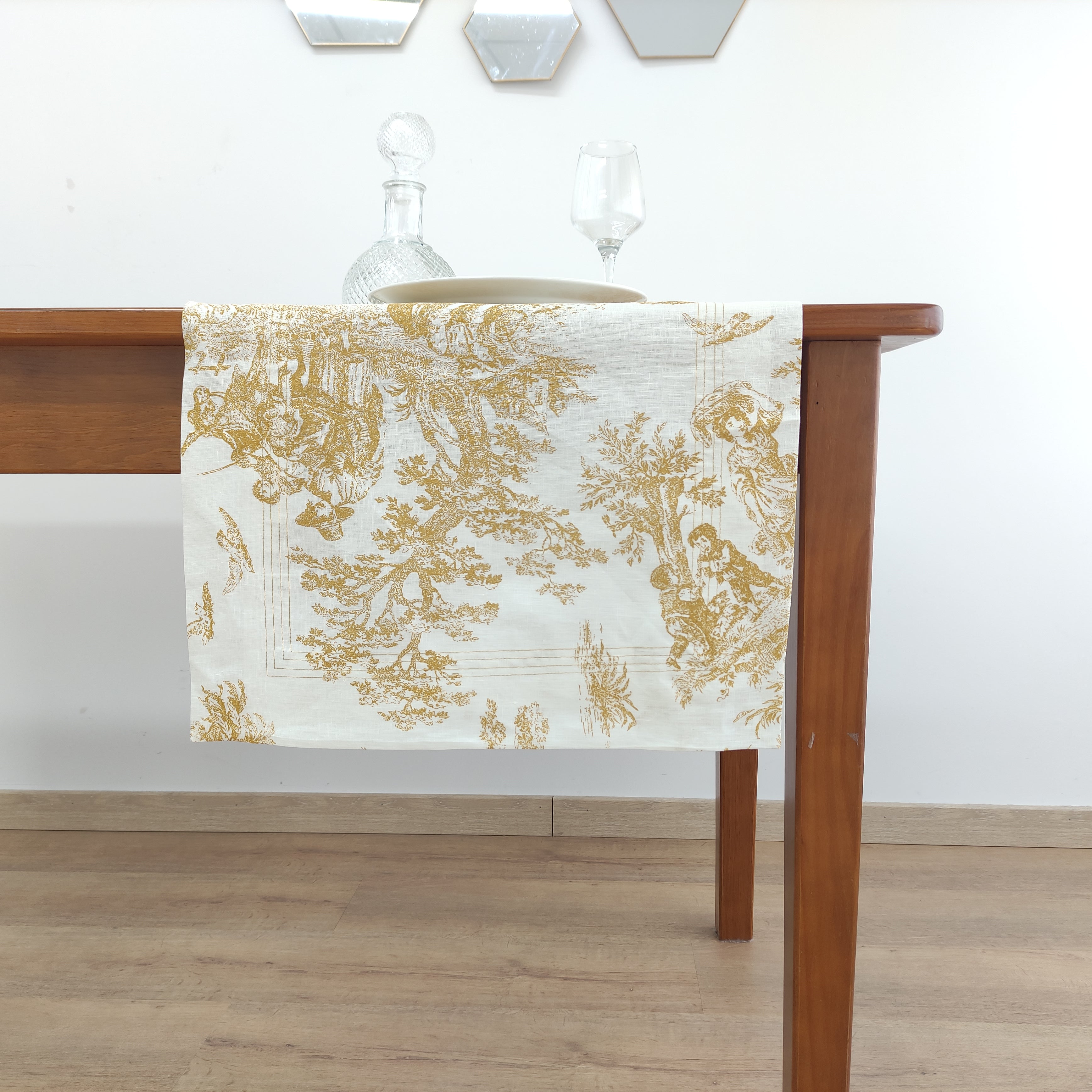 Caminho de Mesa Linho Toile de Jouy Dourado Four Line