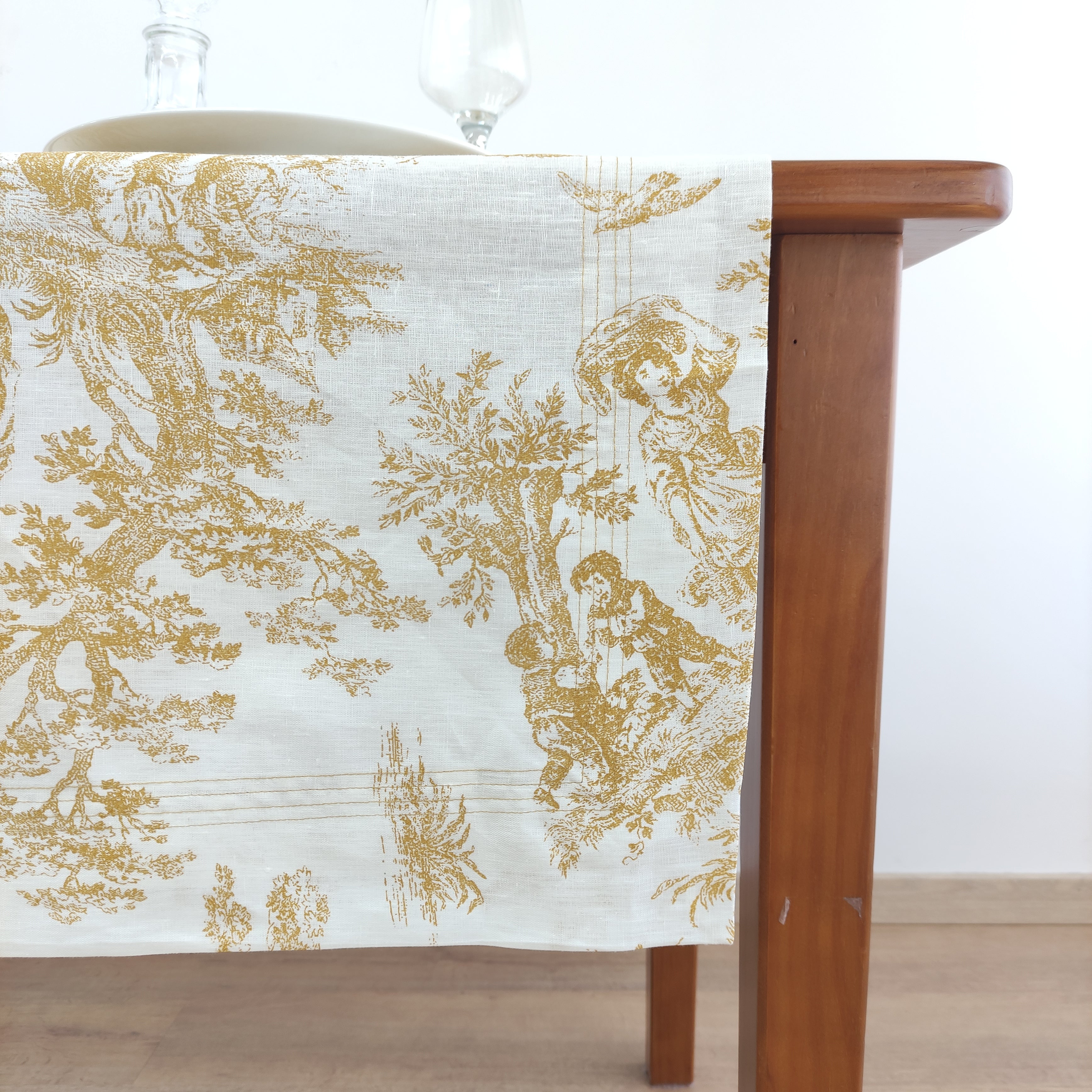 Caminho de Mesa Linho Toile de Jouy Dourado Four Line