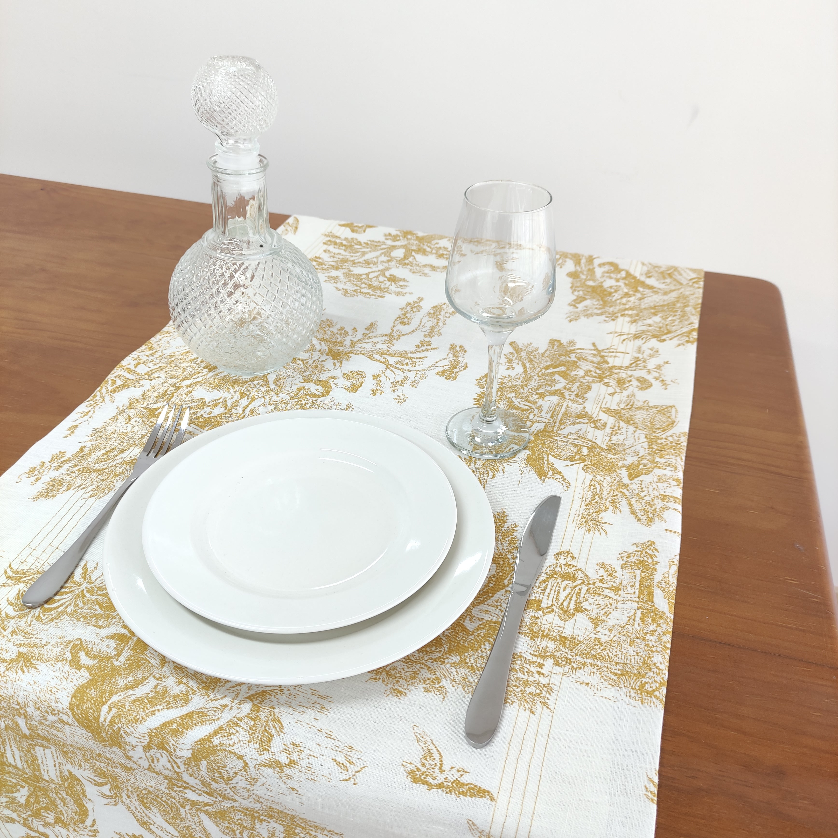 Caminho de Mesa Linho Toile de Jouy Dourado Four Line