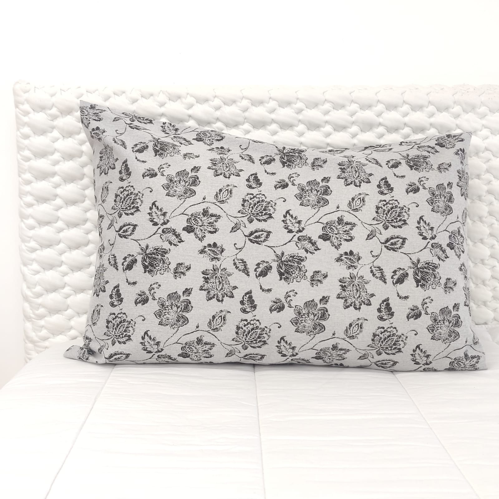 Fronha de Almofada Flanela Black Flowers