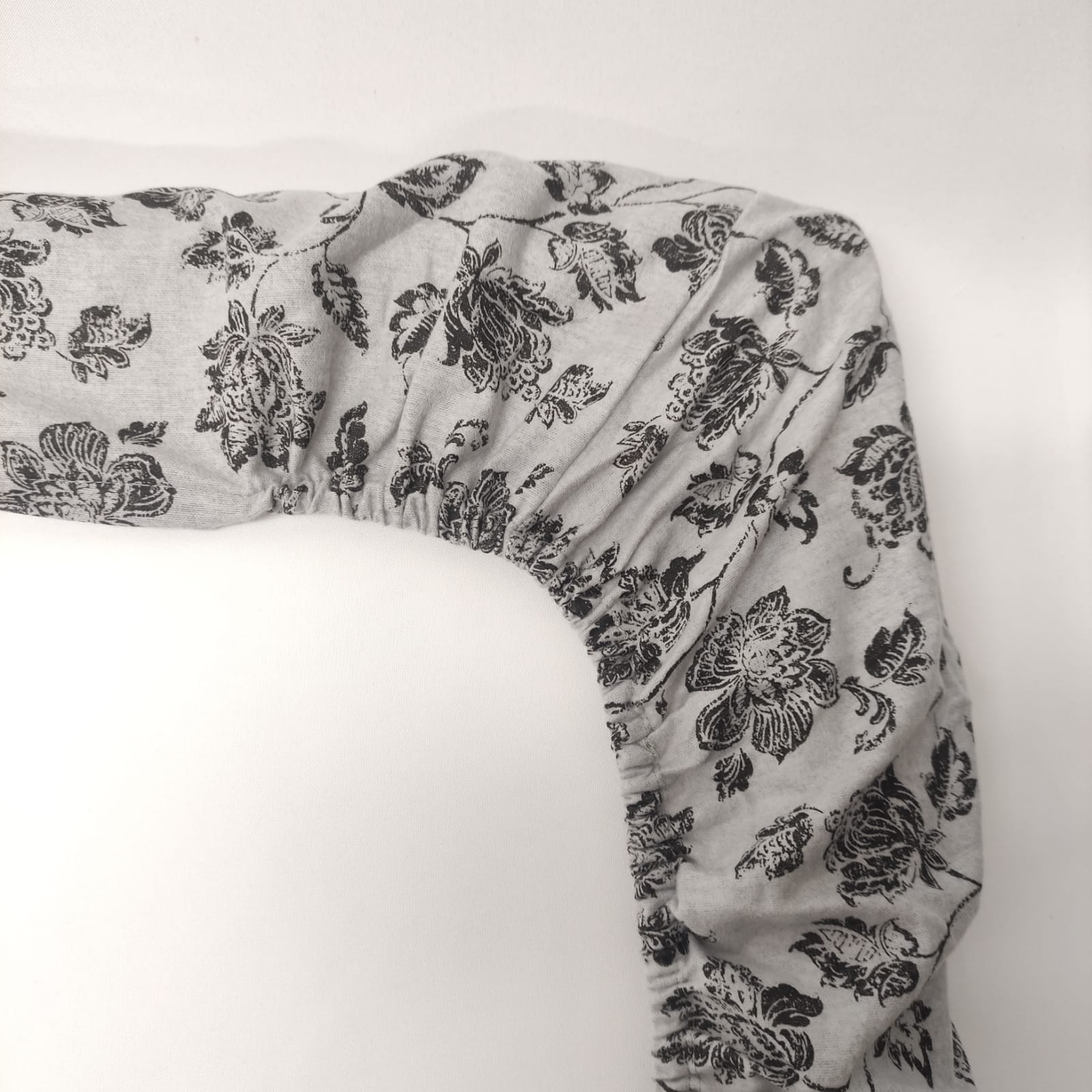 Lençol de Baixo Flanela Black Flowers