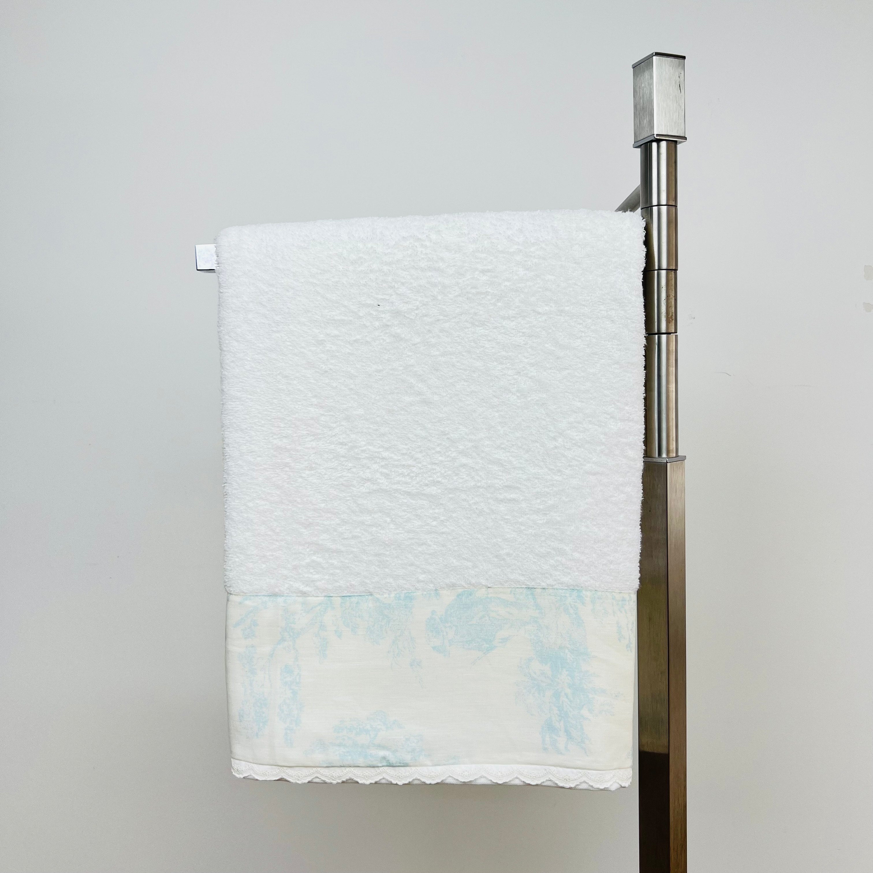 Toalha de Banho Toile de Jouy Azul Baby