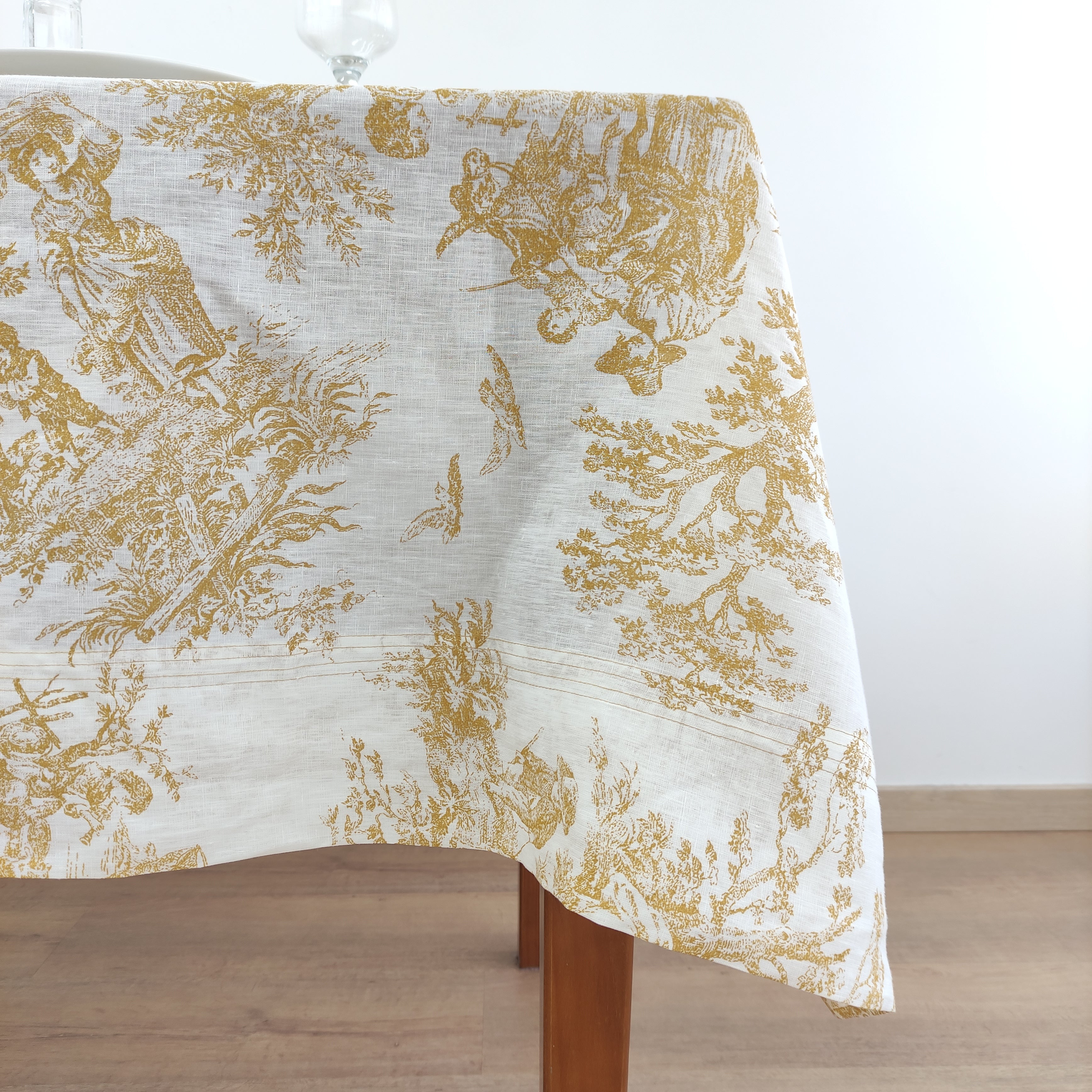 Toalha de Mesa Toile de Jouy Dourado Four Lines