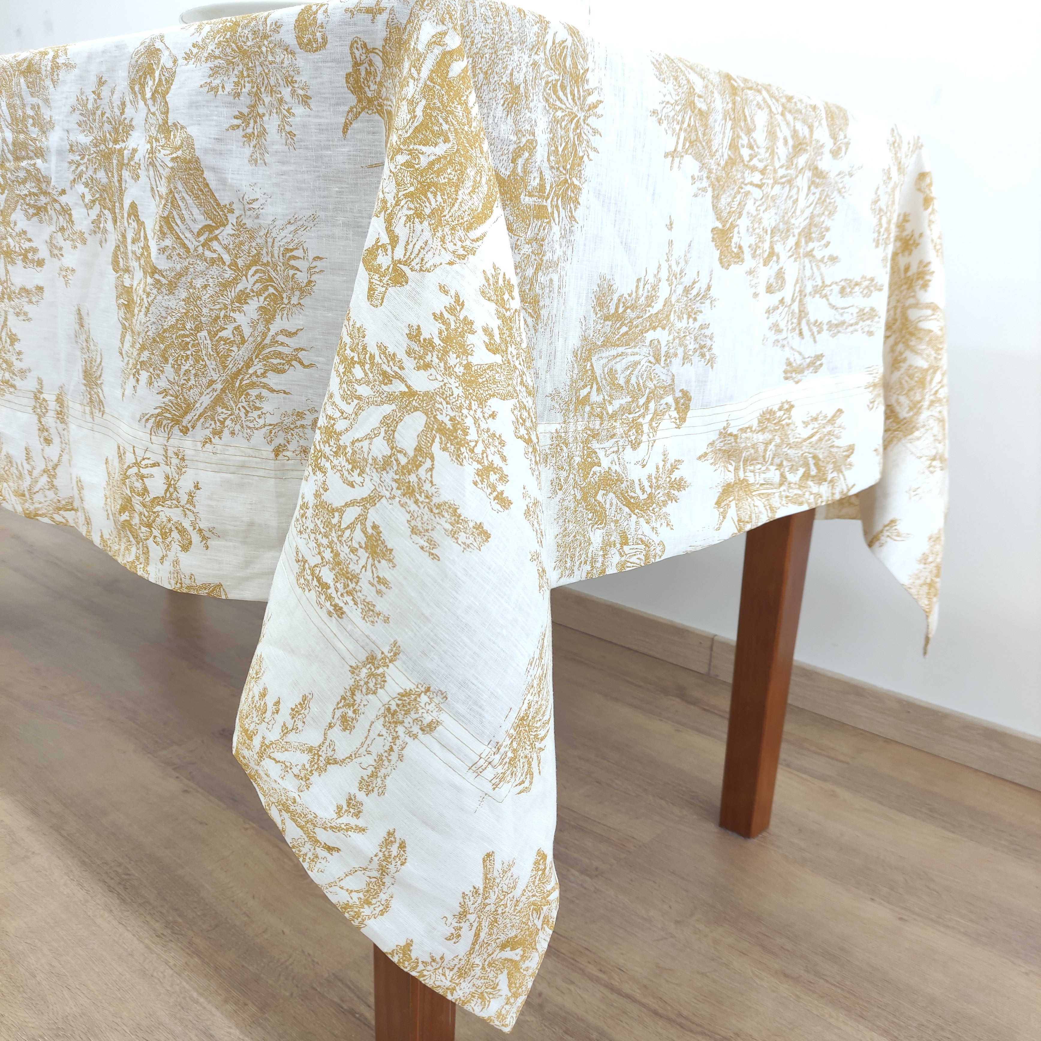 Toalha de Mesa Toile de Jouy Dourado Four Lines
