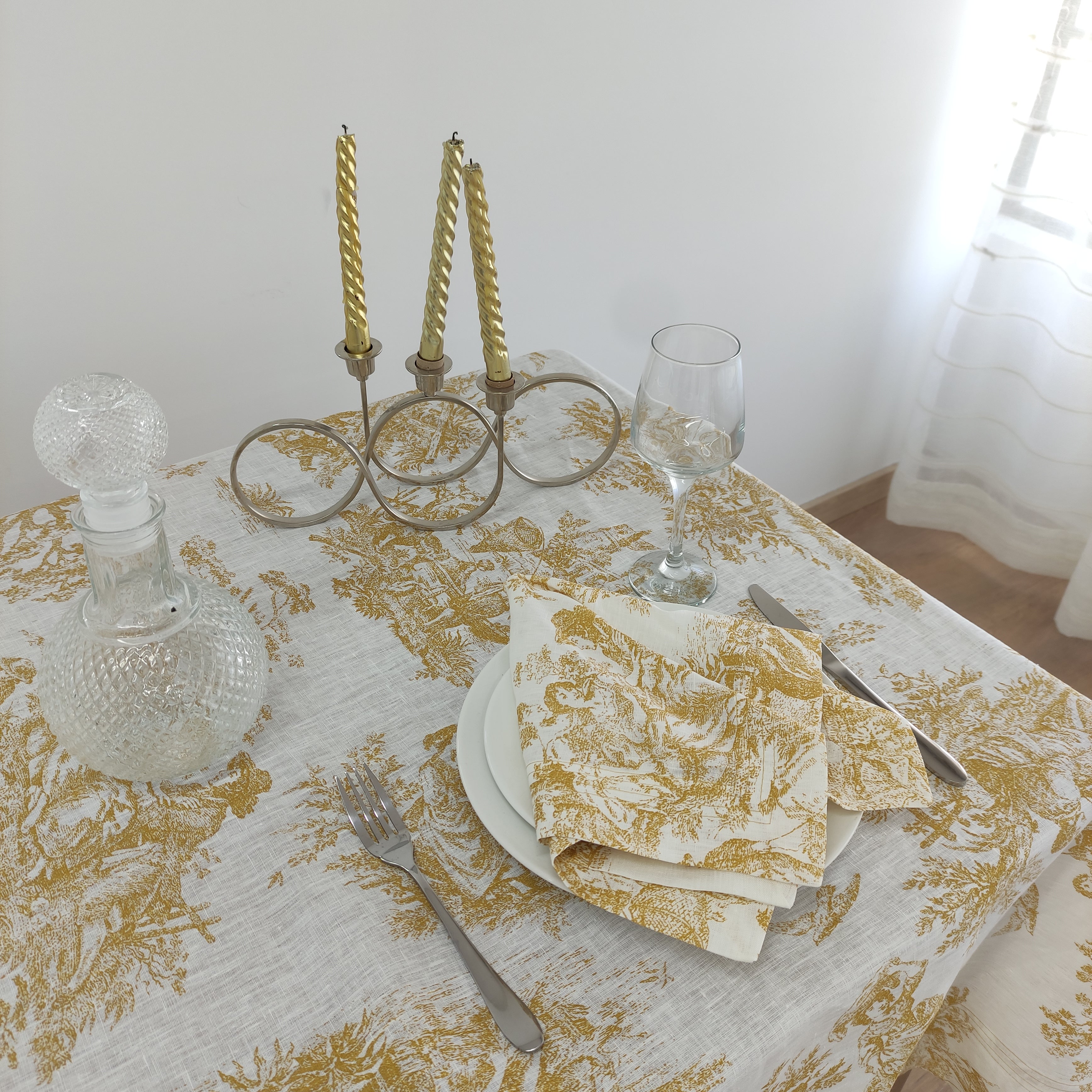 Toalha de Mesa Toile de Jouy Dourado Four Lines