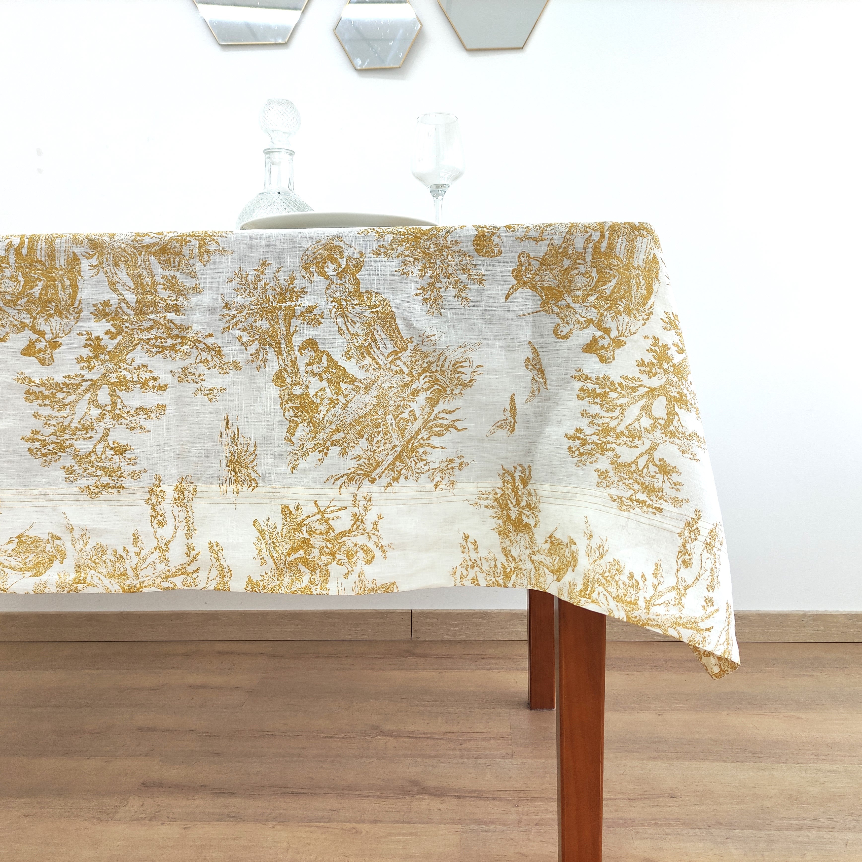 Toalha de Mesa Toile de Jouy Dourado Four Lines