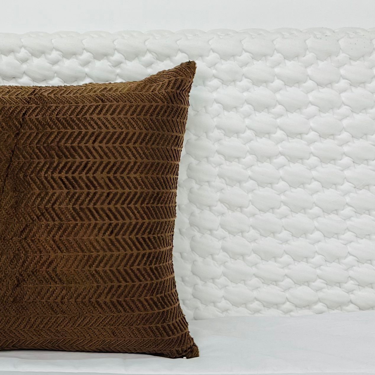 Capa Decorativa Veludo Castanha