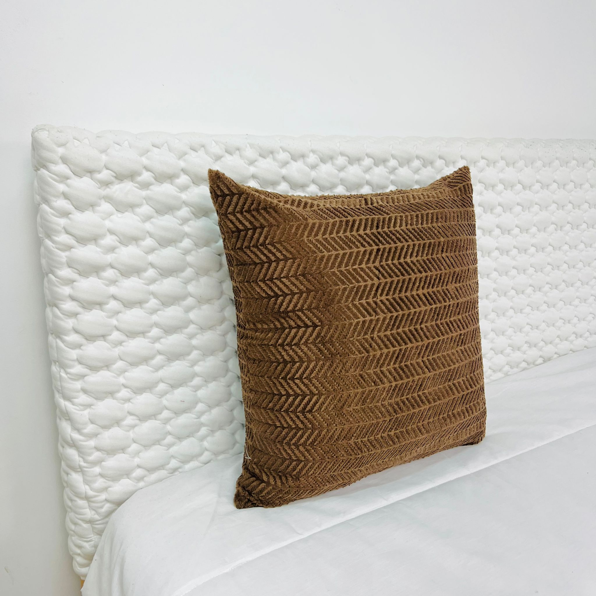 Capa Decorativa Veludo Castanha